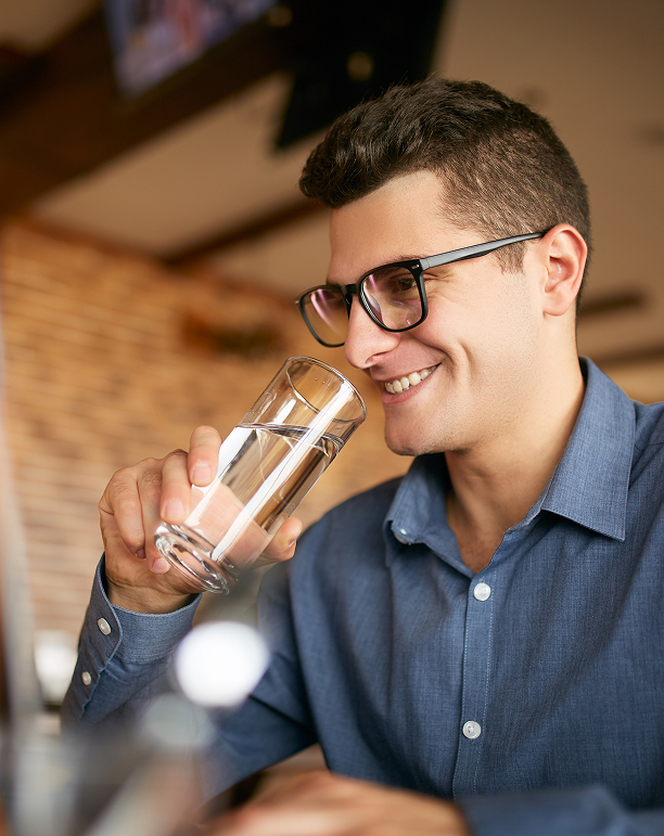 Image d'un homme buvant un verre d'eau